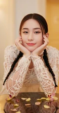 澳门赌王女儿何超莲双麻花辫发型可爱甜美镂空衣白裙写真照片