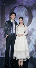 澳门赌王女儿何超莲双麻花辫发型可爱甜美镂空衣白裙写真照片