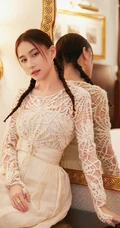 澳门赌王女儿何超莲双麻花辫发型可爱甜美镂空衣白裙写真照片