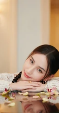 澳门赌王女儿何超莲双麻花辫发型可爱甜美镂空衣白裙写真照片