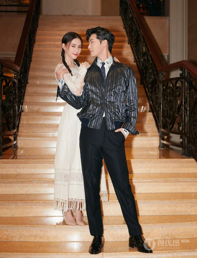 澳门赌王女儿何超莲双麻花辫发型可爱甜美镂空衣白裙写真照片