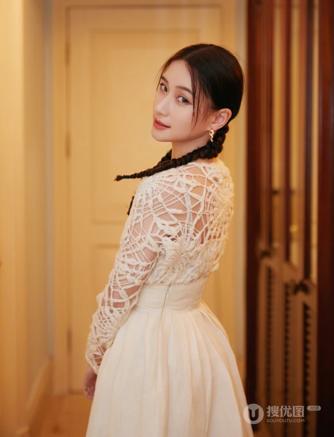 澳门赌王女儿何超莲双麻花辫发型可爱甜美镂空衣白裙写真照片