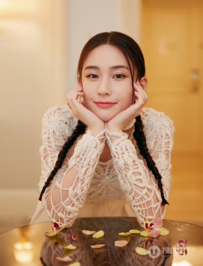 澳门赌王女儿何超莲双麻花辫发型可爱甜美镂空衣白裙写真照片