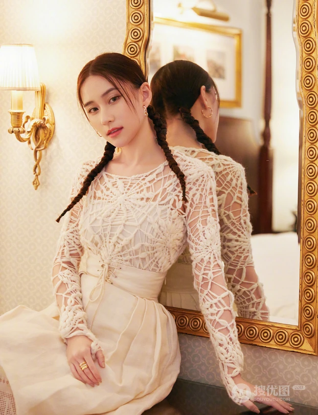 澳门赌王女儿何超莲双麻花辫发型可爱甜美镂空衣白裙写真照片