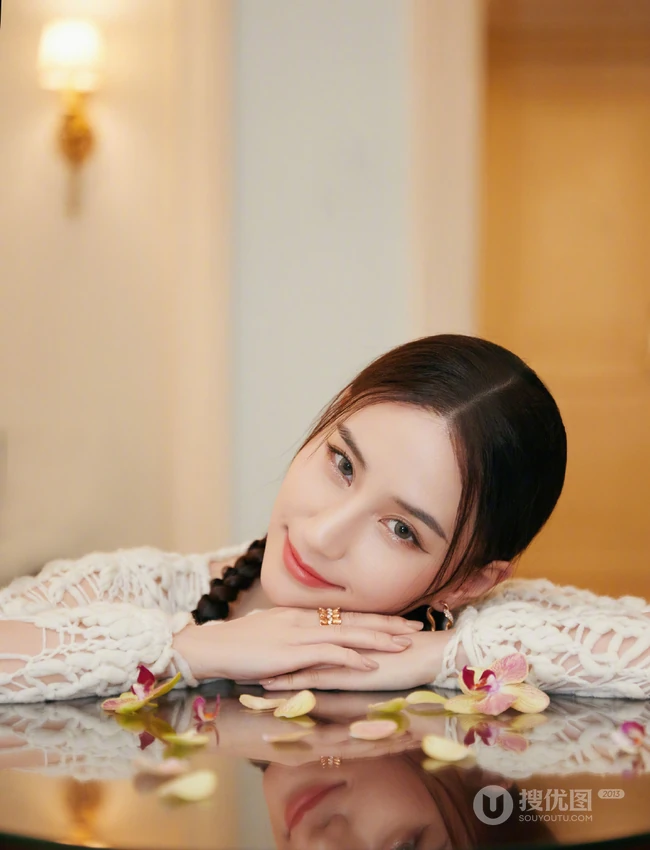 澳门赌王女儿何超莲双麻花辫发型可爱甜美镂空衣白裙写真照片