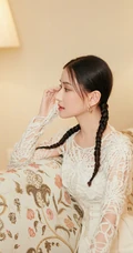 澳门赌王女儿何超莲双麻花辫发型可爱甜美镂空衣白裙写真照片