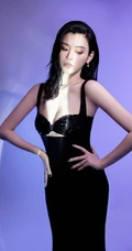 奚梦瑶气质大方黑色家居服肩带裙穿搭出席活动显白皙线条美照