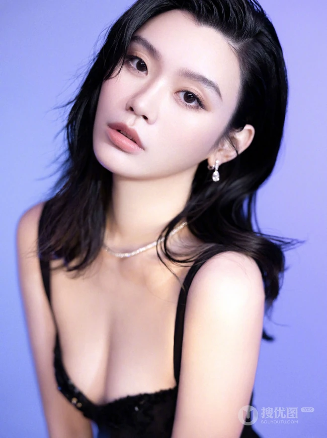 奚梦瑶气质大方黑色家居服肩带裙穿搭出席活动显白皙线条美照
