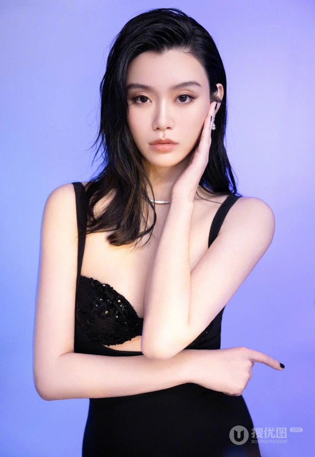 奚梦瑶气质大方黑色家居服肩带裙穿搭出席活动显白皙线条美照