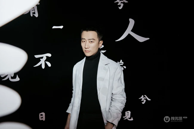 黄轩俊朗有型黑白搭 优雅中国风文字背景帅气图片