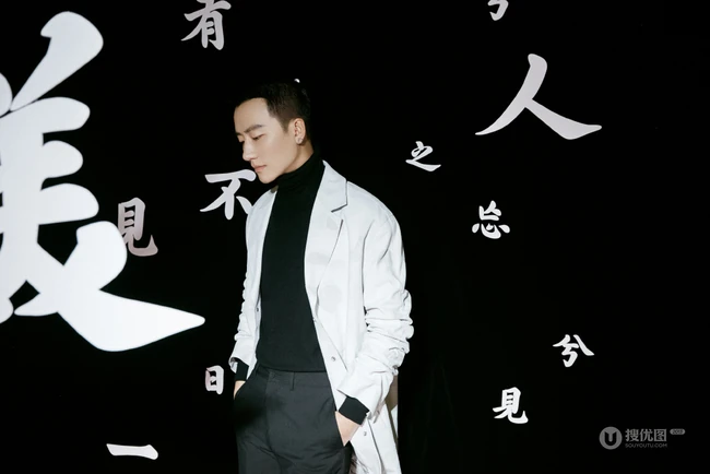 黄轩俊朗有型黑白搭 优雅中国风文字背景帅气图片