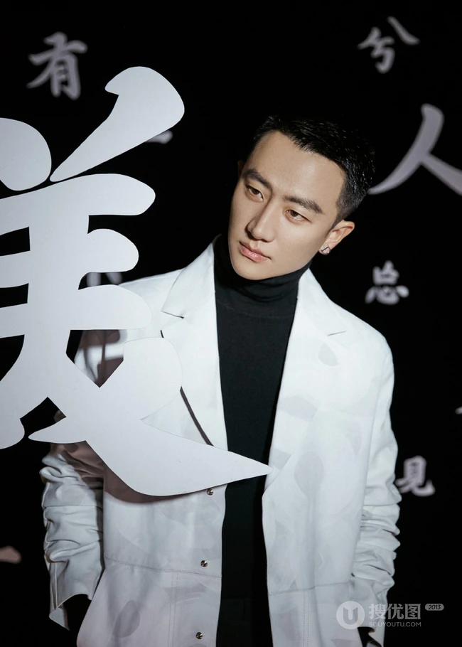 黄轩俊朗有型黑白搭 优雅中国风文字背景帅气图片