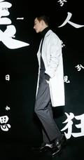 黄轩俊朗有型黑白搭 优雅中国风文字背景帅气图片