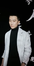 黄轩俊朗有型黑白搭 优雅中国风文字背景帅气图片