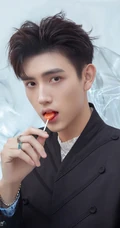 陈飞宇即将亮相男装发布红毯，长款黑西装，内敛高级高挑帅气