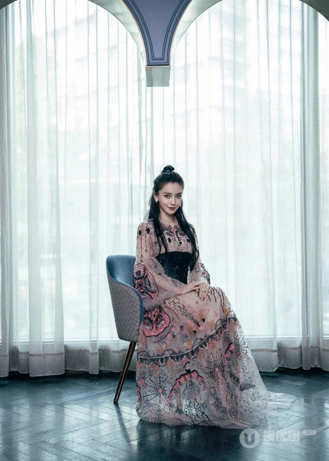 angelababy杨颖优雅复古印花公主裙唯美写真图片