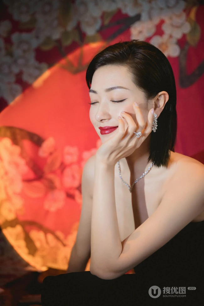 万茜黑色V领开叉长裙礼服优雅魅力气质活动写真图片