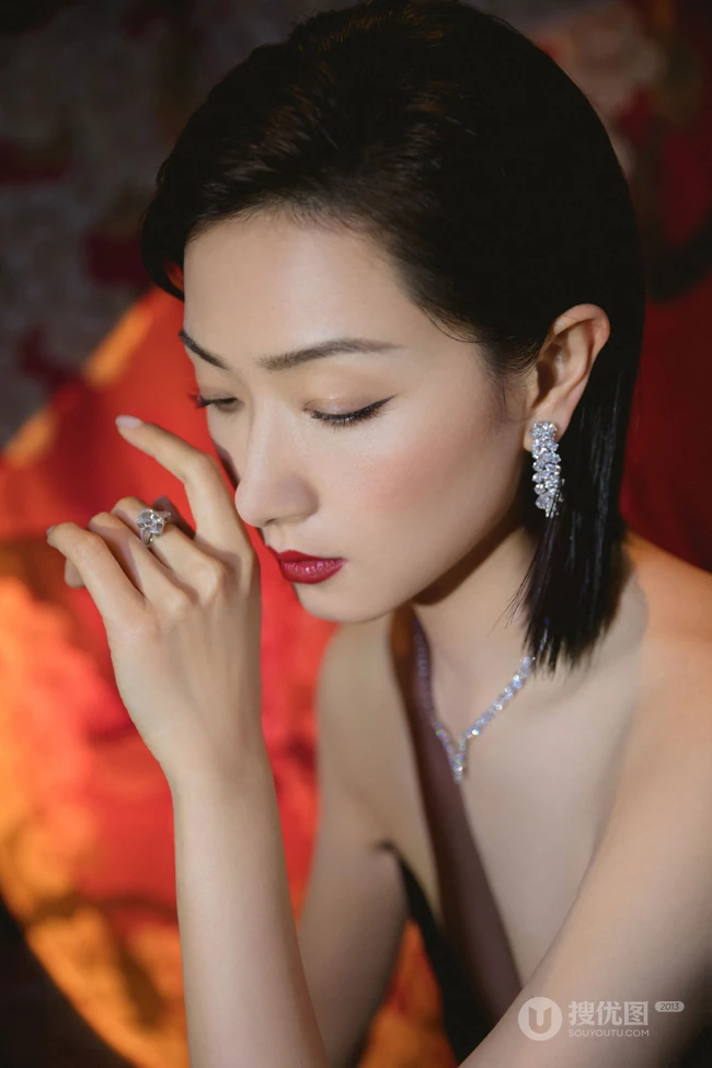 万茜黑色V领开叉长裙礼服优雅魅力气质活动写真图片