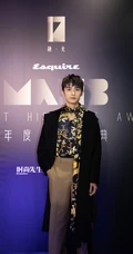 山东帅哥男演员赵弈钦帅气花衬衫穿着参加某活动写真