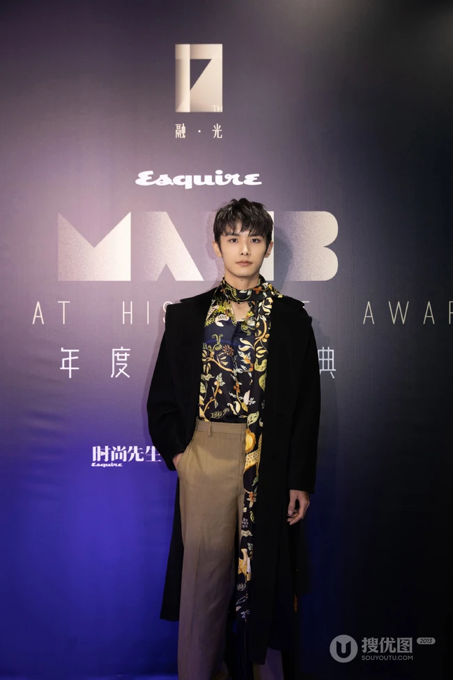 山东帅哥男演员赵弈钦帅气花衬衫穿着参加某活动写真