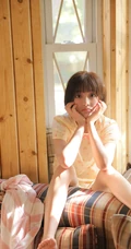 阳光明媚，短发，双眼皮，大眼睛漂亮少女小碎花T恤短裤甜美室内写真图集