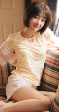 阳光明媚，短发，双眼皮，大眼睛漂亮少女小碎花T恤短裤甜美室内写真图集