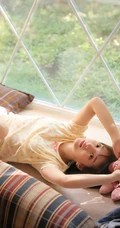 阳光明媚，短发，双眼皮，大眼睛漂亮少女小碎花T恤短裤甜美室内写真图集