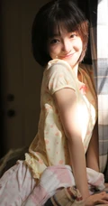 阳光明媚，短发，双眼皮，大眼睛漂亮少女小碎花T恤短裤甜美室内写真图集