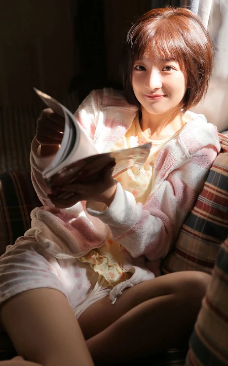 阳光明媚，短发，双眼皮，大眼睛漂亮少女小碎花T恤短裤甜美室内写真图集