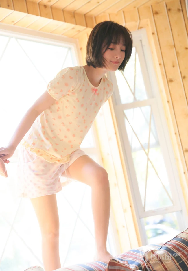 阳光明媚，短发，双眼皮，大眼睛漂亮少女小碎花T恤短裤甜美室内写真图集