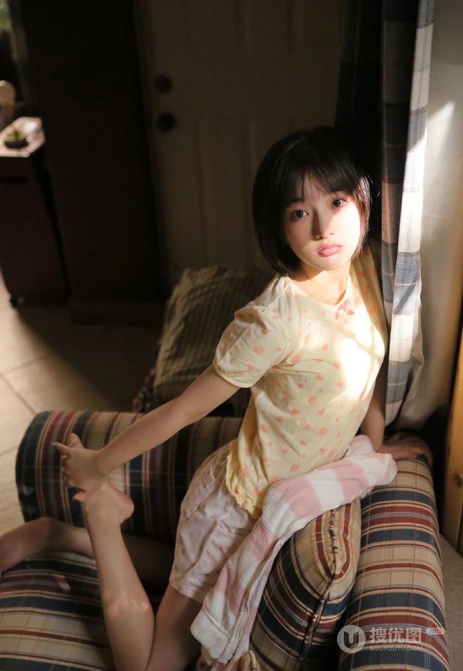 阳光明媚，短发，双眼皮，大眼睛漂亮少女小碎花T恤短裤甜美室内写真图集