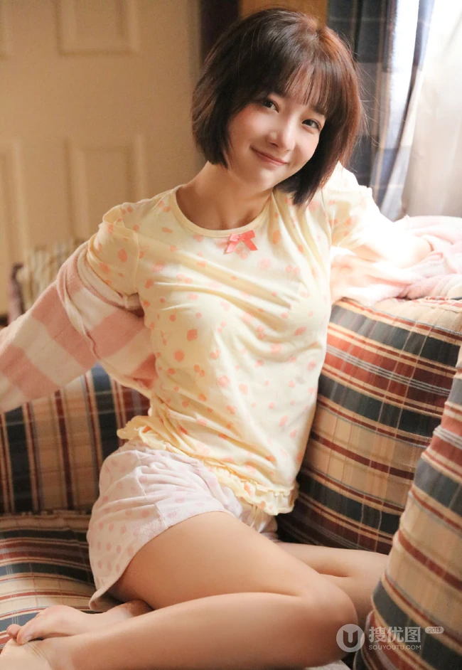 阳光明媚，短发，双眼皮，大眼睛漂亮少女小碎花T恤短裤甜美室内写真图集