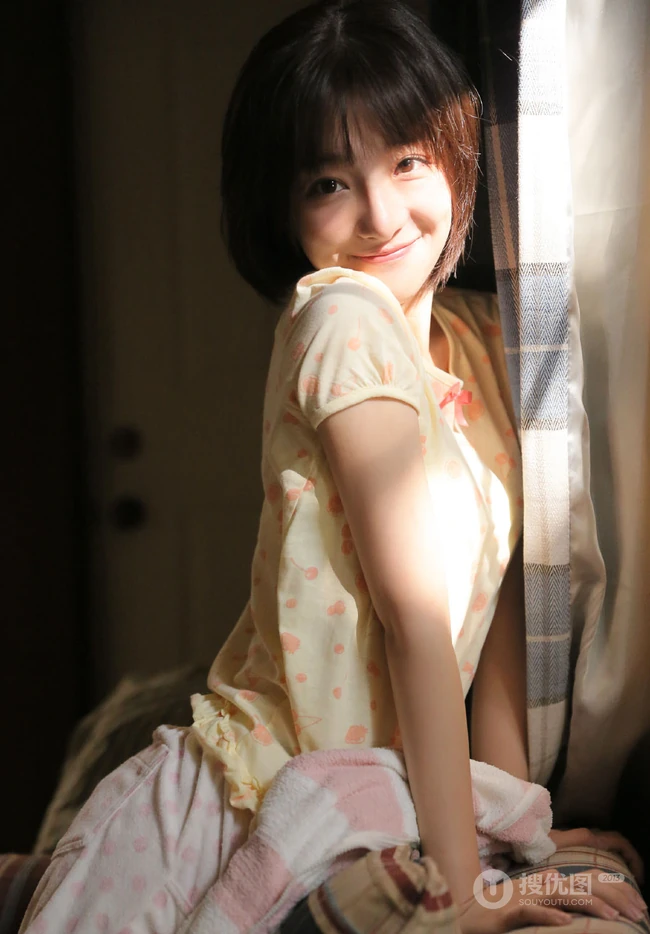 阳光明媚，短发，双眼皮，大眼睛漂亮少女小碎花T恤短裤甜美室内写真图集