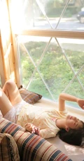 阳光明媚，短发，双眼皮，大眼睛漂亮少女小碎花T恤短裤甜美室内写真图集