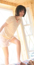 阳光明媚，短发，双眼皮，大眼睛漂亮少女小碎花T恤短裤甜美室内写真图集