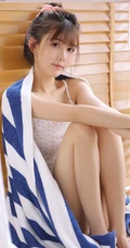 小脸蛋浅粉白皙大眼睛少女清纯甜美室内写真图集