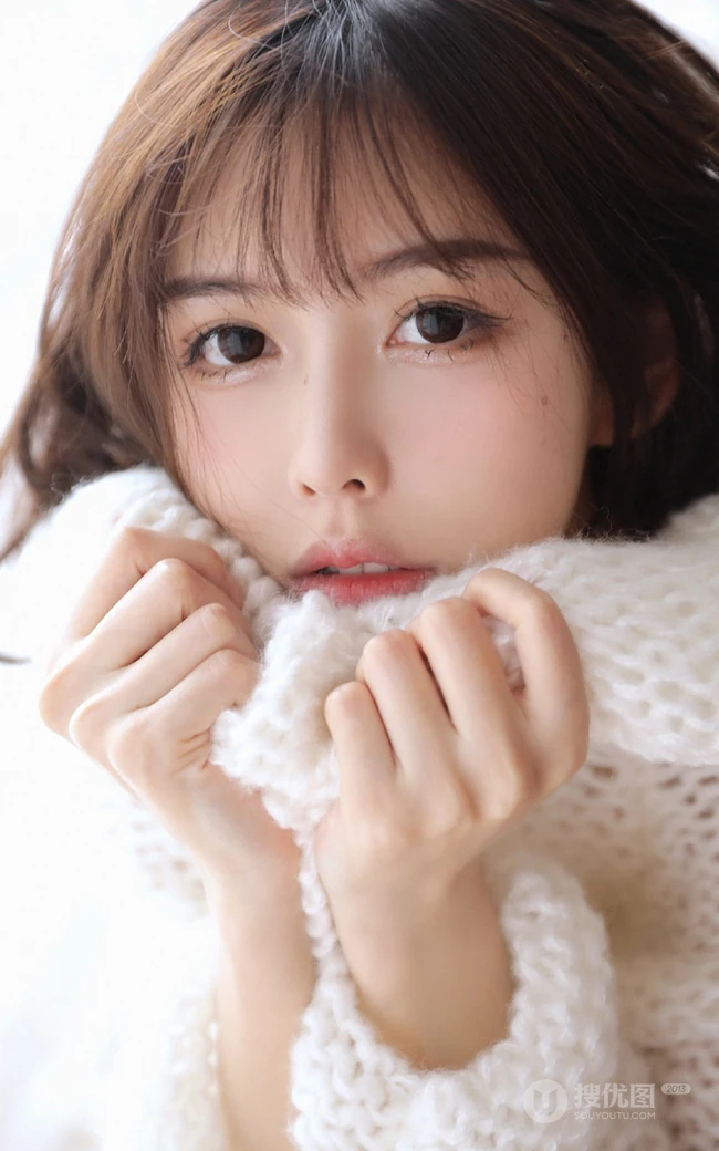 小脸蛋浅粉白皙大眼睛少女清纯甜美室内写真图集