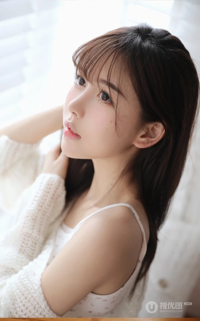 小脸蛋浅粉白皙大眼睛少女清纯甜美室内写真图集