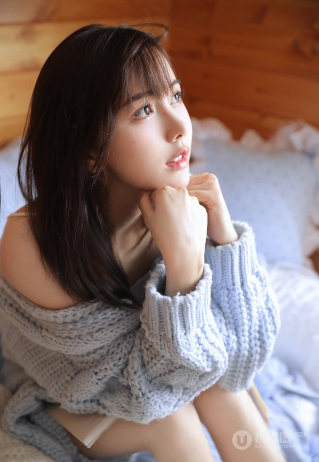 小脸蛋浅粉白皙大眼睛少女清纯甜美室内写真图集