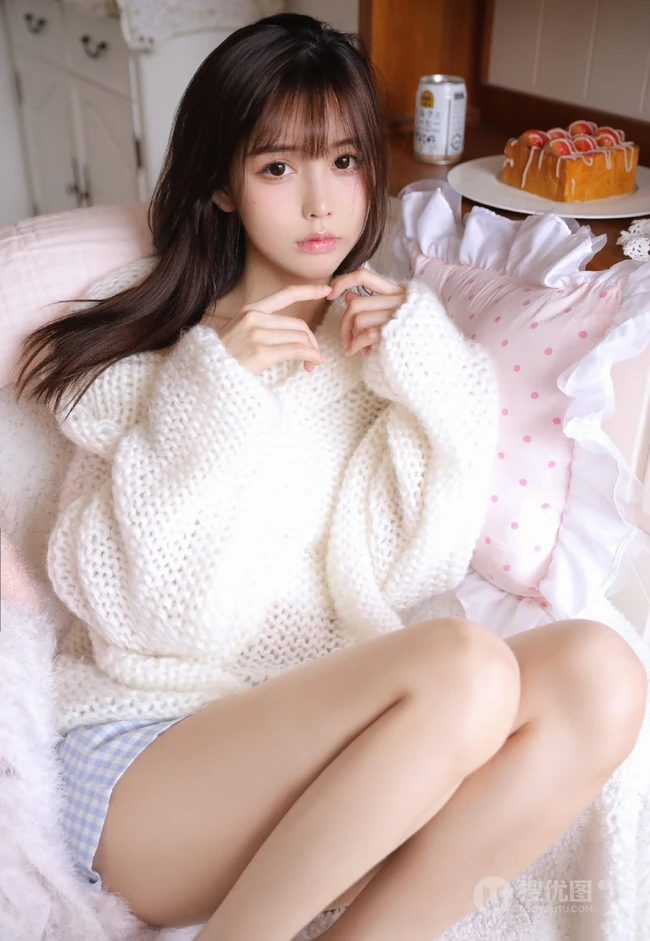小脸蛋浅粉白皙大眼睛少女清纯甜美室内写真图集