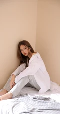 白色衬衫 背心 牛仔裤 长发漂亮纤细线条女生室内气质时尚写真图片