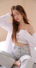 白色衬衫 背心 牛仔裤 长发漂亮纤细线条女生室内气质时尚写真图片