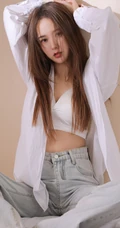 白色衬衫 背心 牛仔裤 长发漂亮纤细线条女生室内气质时尚写真图片