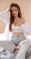 白色衬衫 背心 牛仔裤 长发漂亮纤细线条女生室内气质时尚写真图片