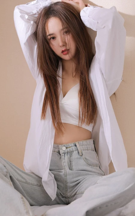 白色衬衫 背心 牛仔裤 长发漂亮纤细线条女生室内气质时尚写真图片