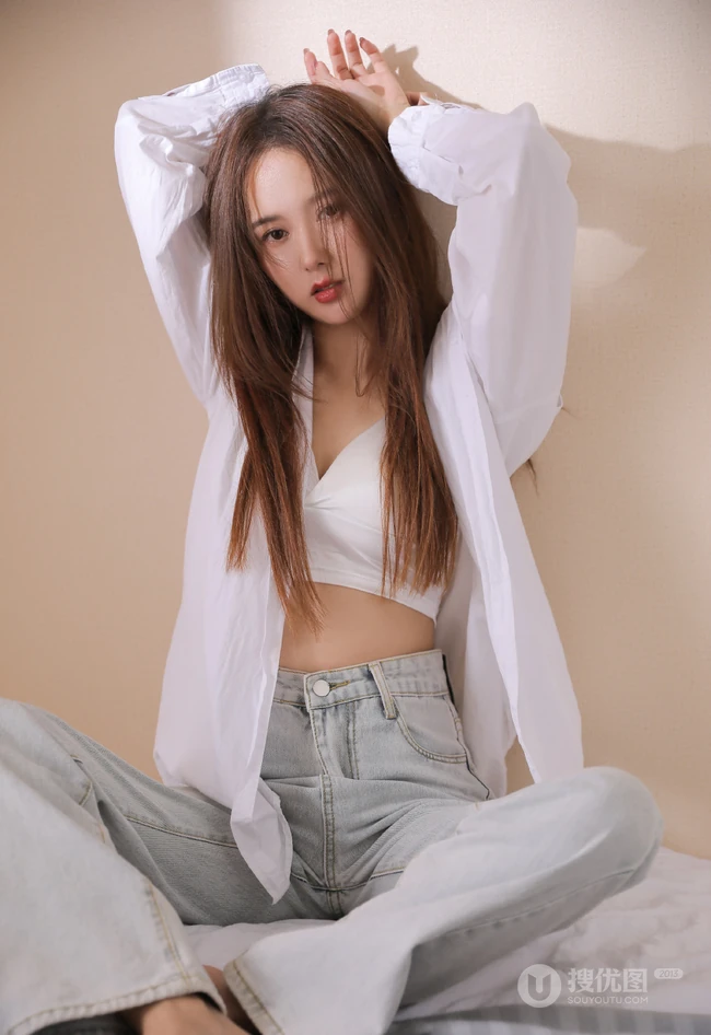 白色衬衫 背心 牛仔裤 长发漂亮纤细线条女生室内气质时尚写真图片