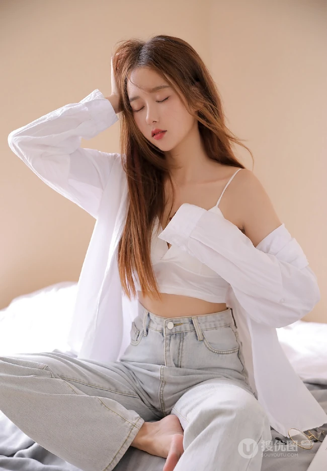 白色衬衫 背心 牛仔裤 长发漂亮纤细线条女生室内气质时尚写真图片