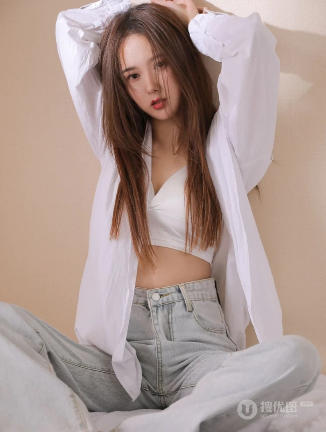白色衬衫 背心 牛仔裤 长发漂亮纤细线条女生室内气质时尚写真图片