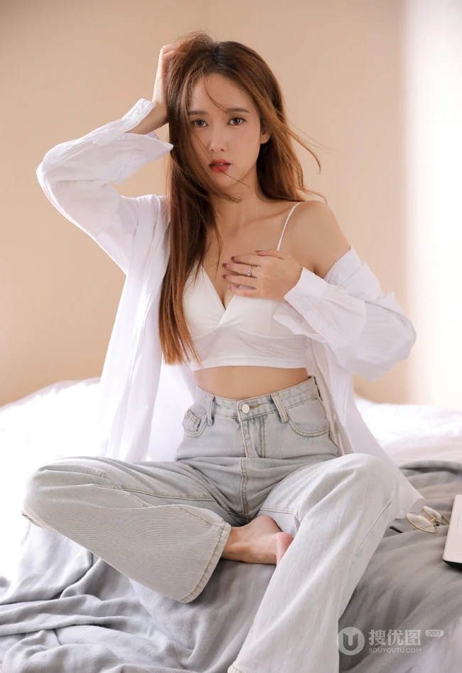 白色衬衫 背心 牛仔裤 长发漂亮纤细线条女生室内气质时尚写真图片