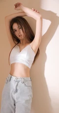 白色衬衫 背心 牛仔裤 长发漂亮纤细线条女生室内气质时尚写真图片